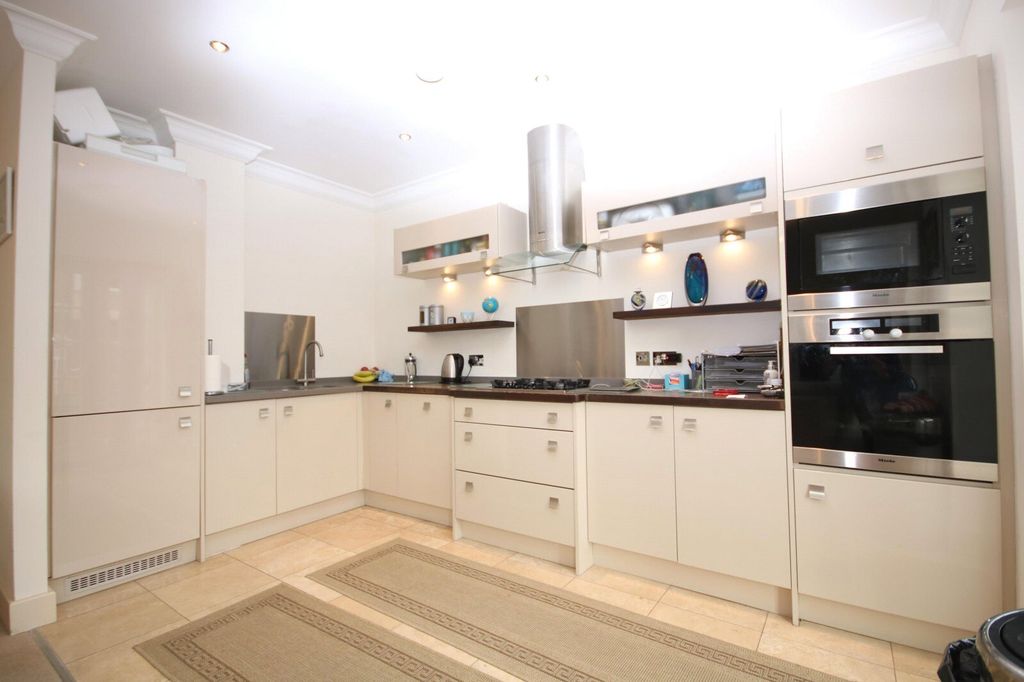 Property photo 2 of 9 Kitchen