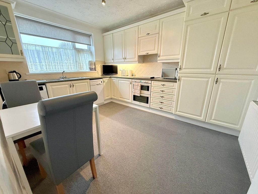 Property photo 2 of 11 Kitchen