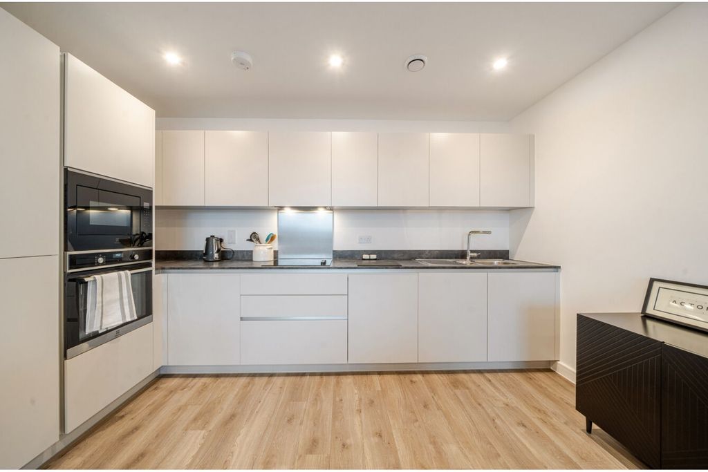 Property photo 2 of 19 Kitchen