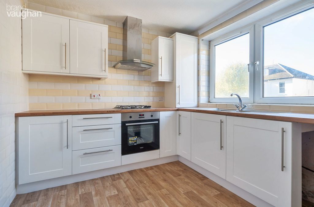 Property photo 3 of 9 Kitchen