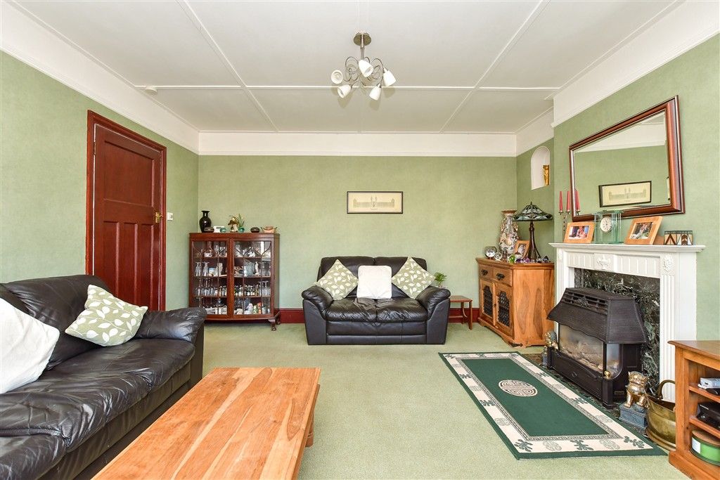 Property photo 3 of 17 Lounge