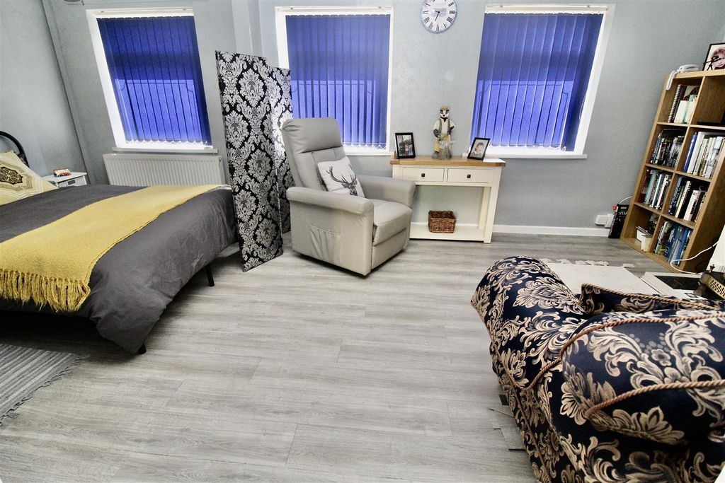Property photo 2 of 17 Lounge