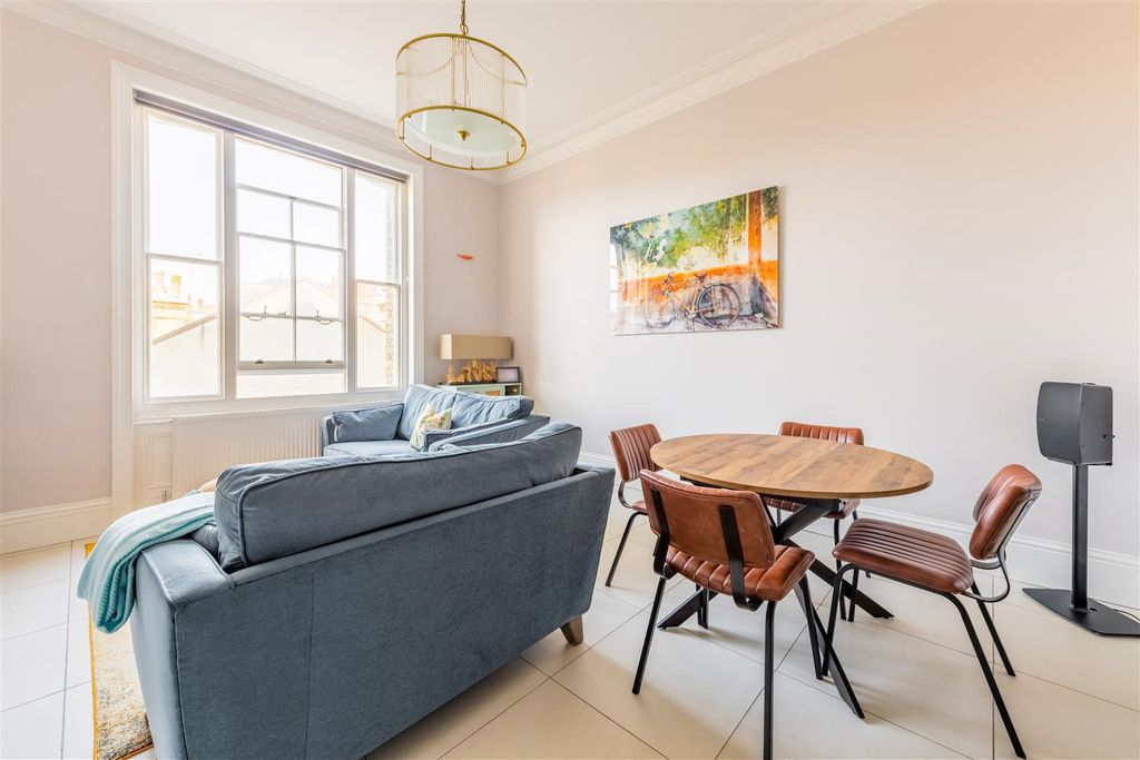 Property photo 3 of 33 Flat 10, Grand Avenue Mansions-10.Jpg