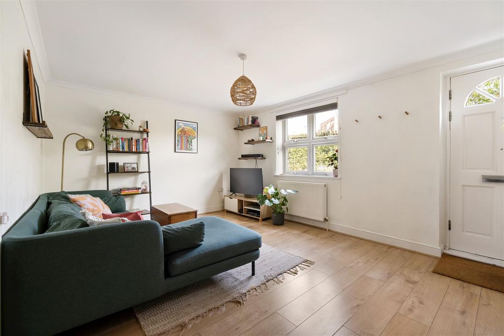 Property photo 2 of 31 Ruckholt Close, E10