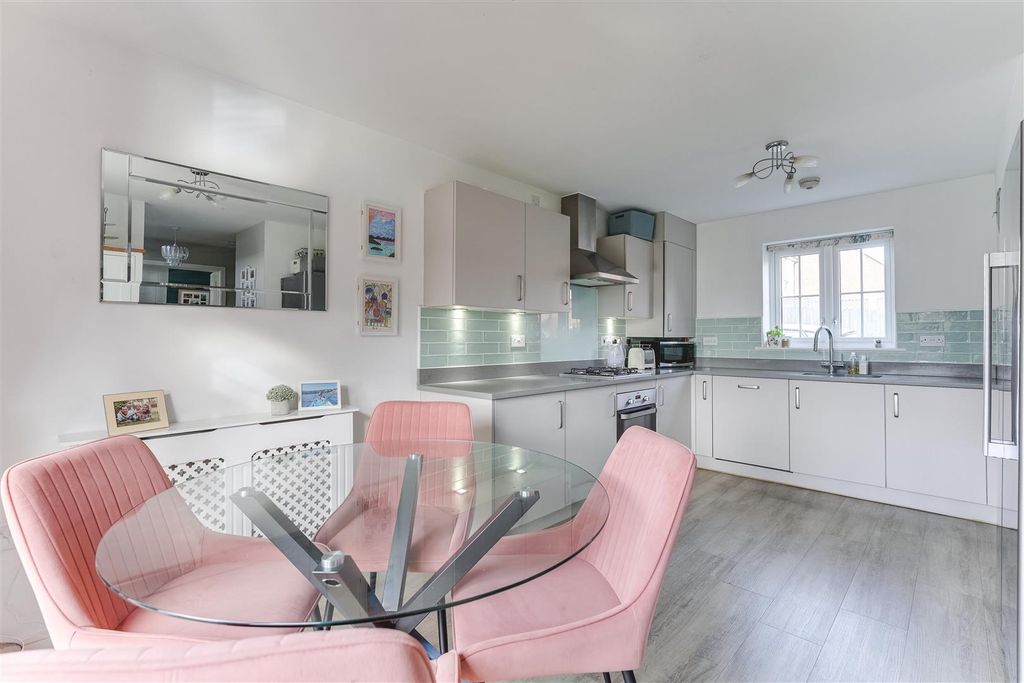 Property photo 2 of 23 Holst Lane-17.Jpg