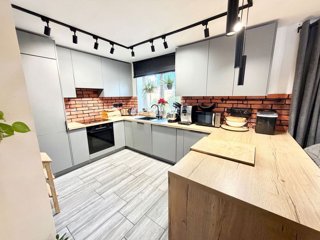 Property photo 2 of 32