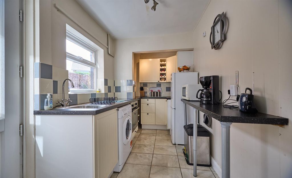Property photo 3 of 11 Kitchen