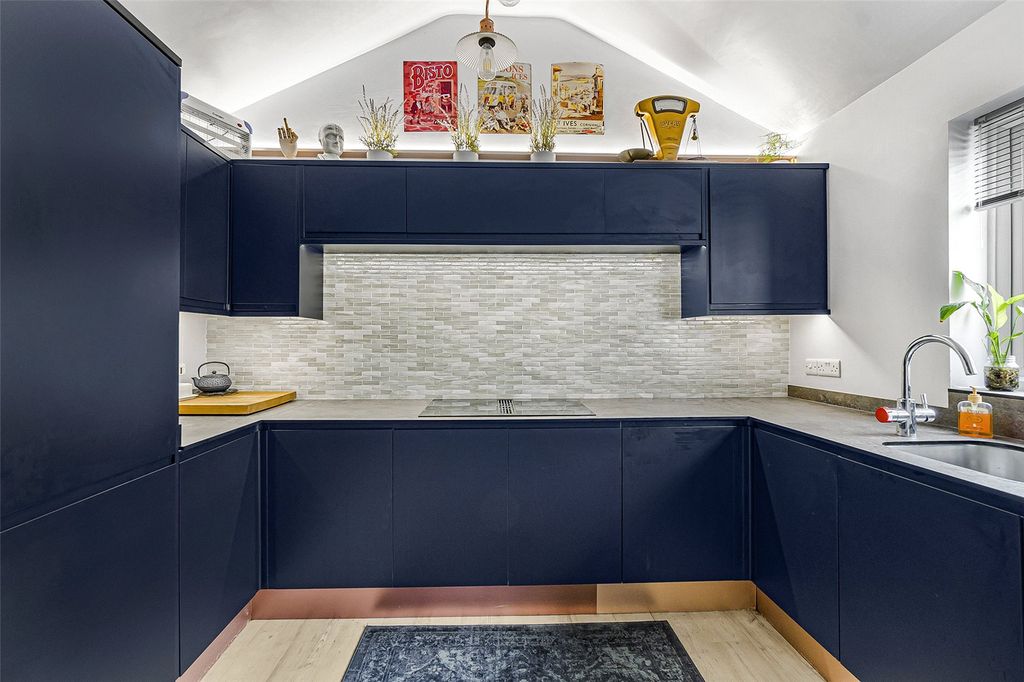 Property photo 2 of 33 Picture No. 11