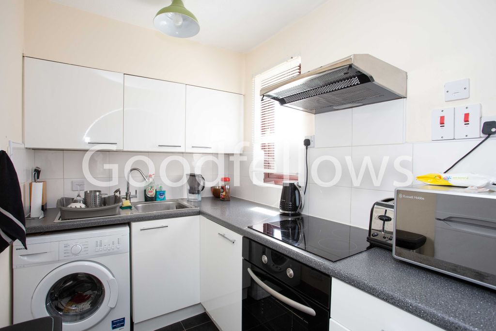 Property photo 2 of 8 28 Gilpin Cl-8.Jpg
