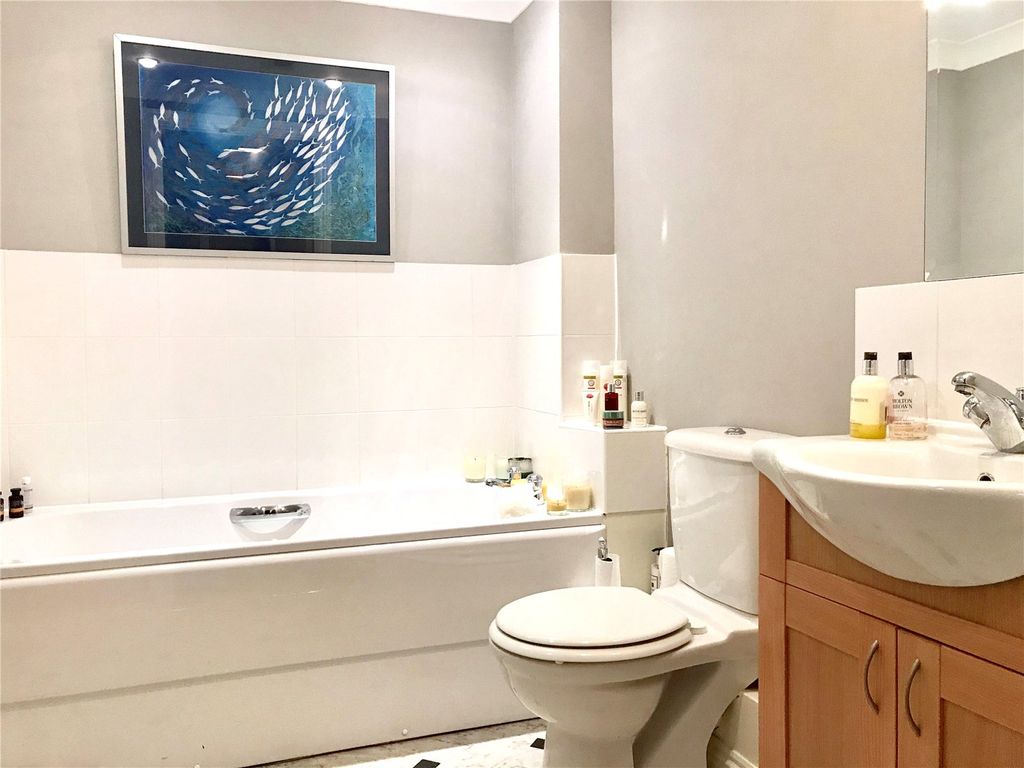 Property photo 2 of 11 Bathroom