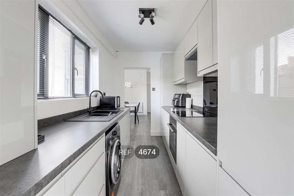 Property photo 3 of 10 Kitchen