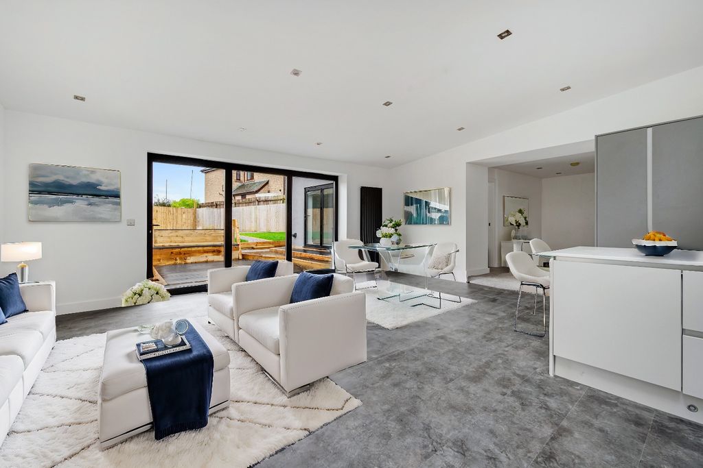 Property photo 2 of 18 3811363