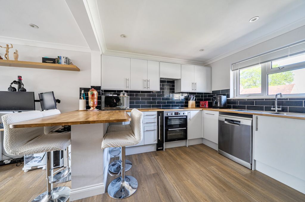 Property photo 2 of 11 1452861-24-69Fb22...