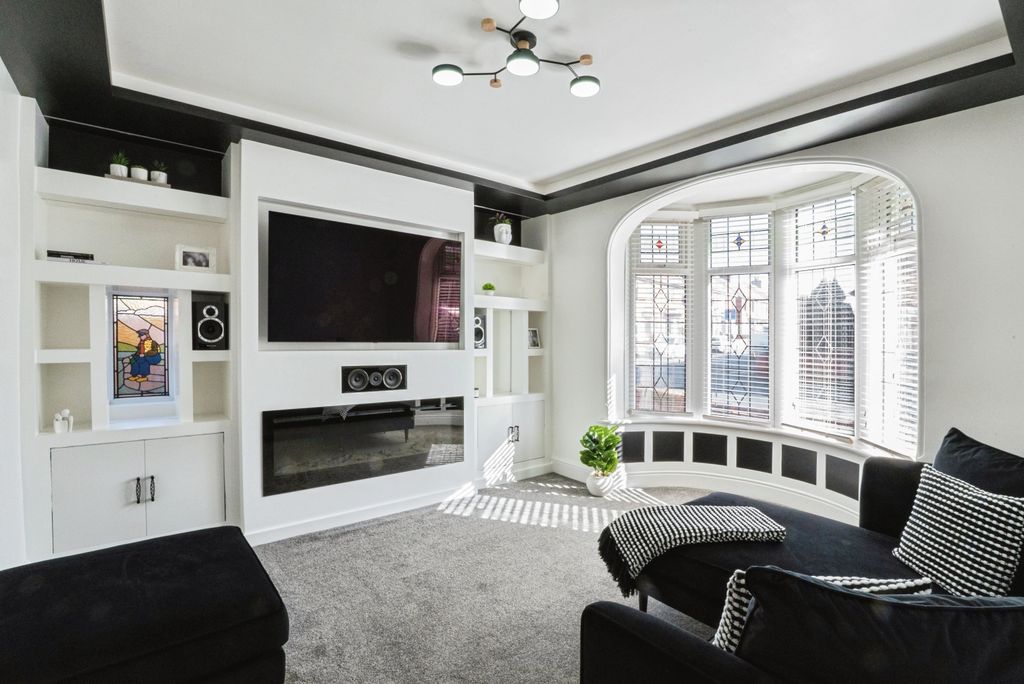 Property photo 3 of 15 Lounge