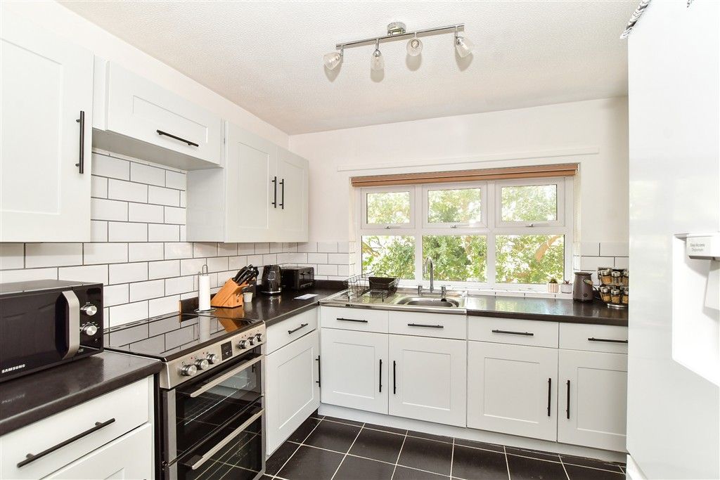 Property photo 3 of 7 Kitchen