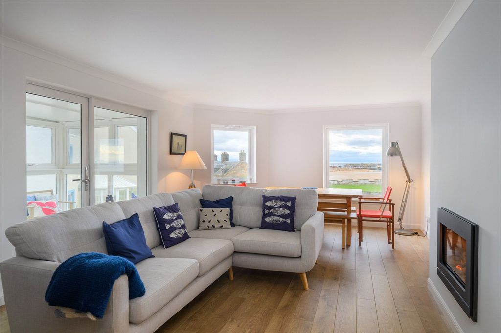 Property photo 3 of 19 Sitting Room