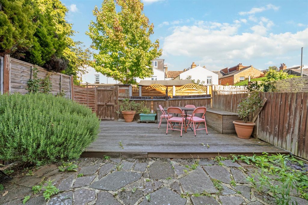 Property photo 3 of 12 Garden