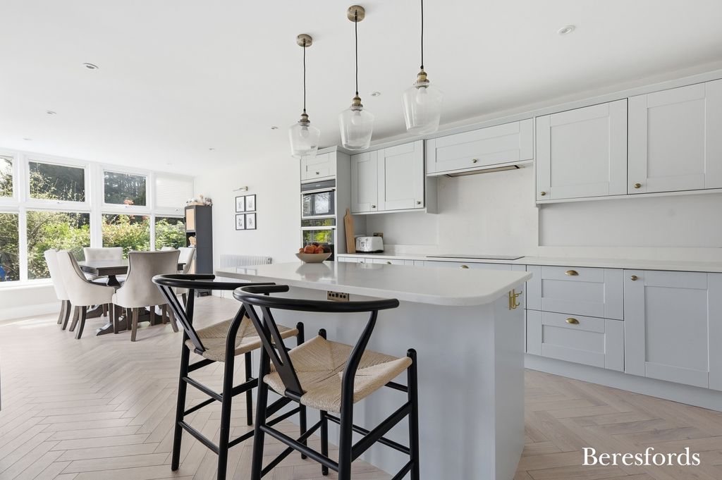 Property photo 2 of 28 Picture No. 14