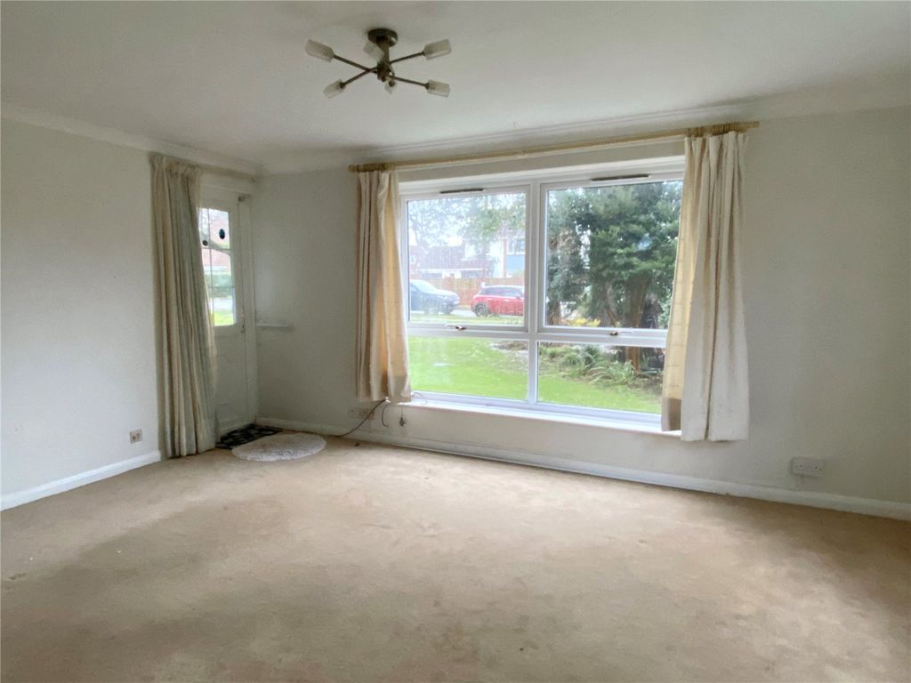 Property photo 3 of 16 Lounge