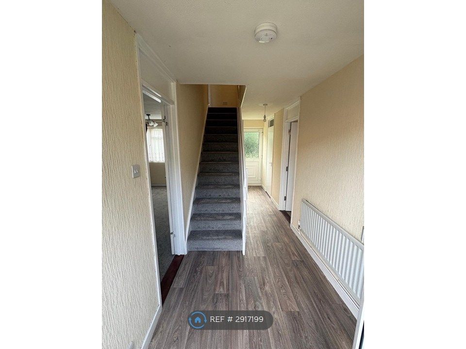 Property photo 2 of 10 Hallway