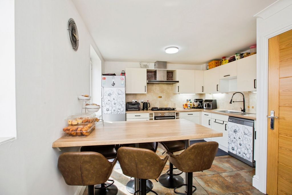 Property photo 3 of 31 Pbox-Img.Jpg