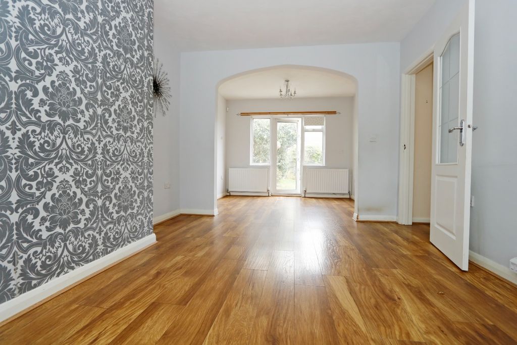 Property photo 2 of 11 4479943