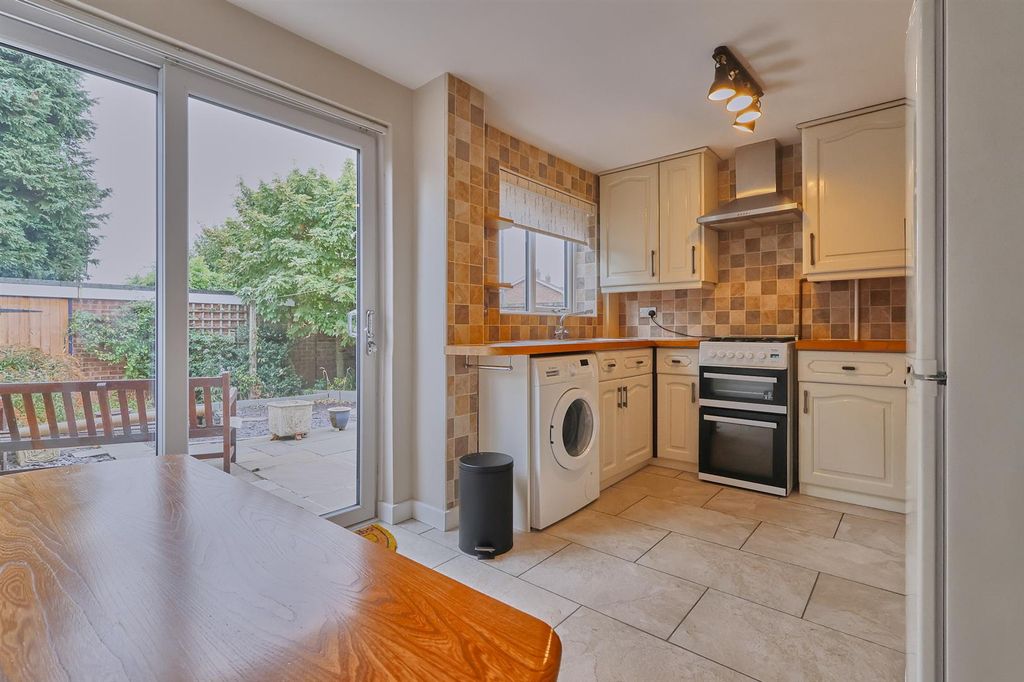 Property photo 3 of 14 Outlands Dr Hinckley_5.Jpg