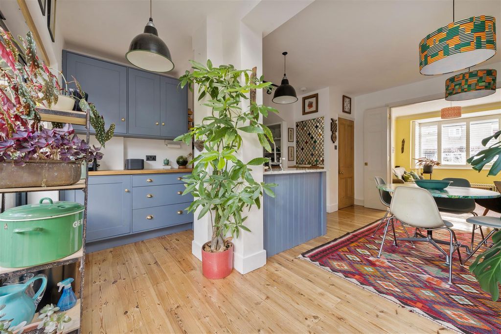 Property photo 3 of 46