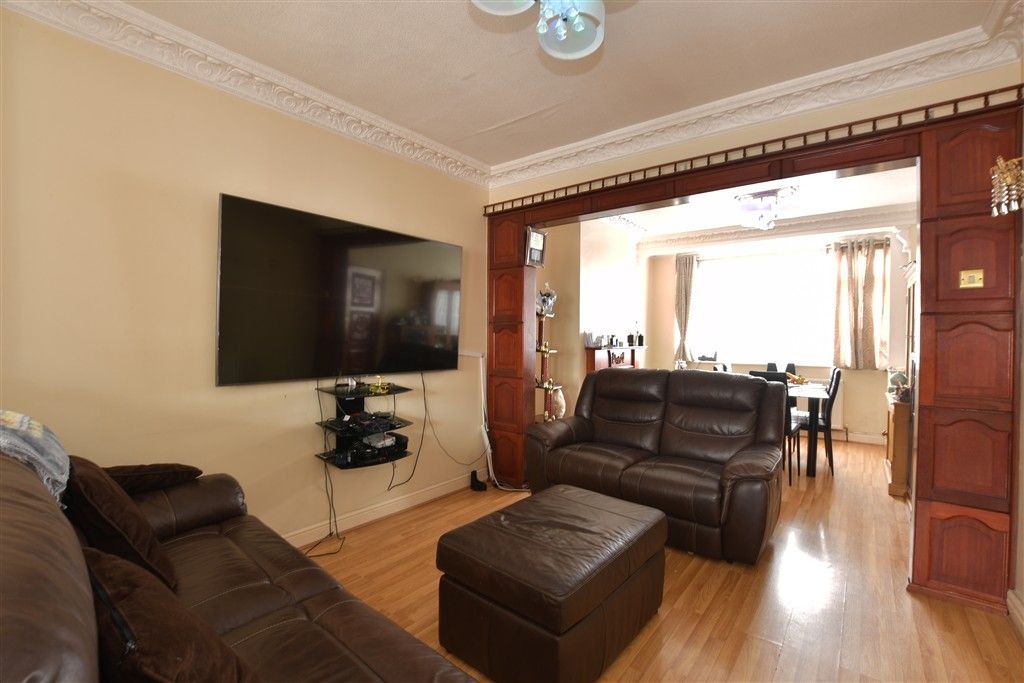 Property photo 3 of 8 Lounge
