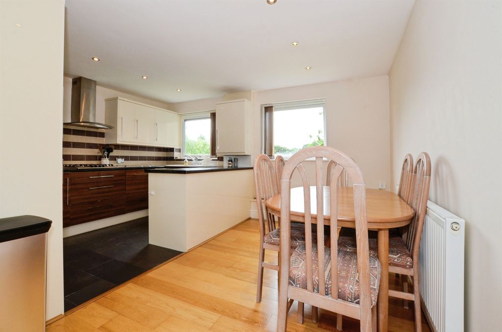 2 bed flat for saleThe Hoe, Watford WD19 photo 5