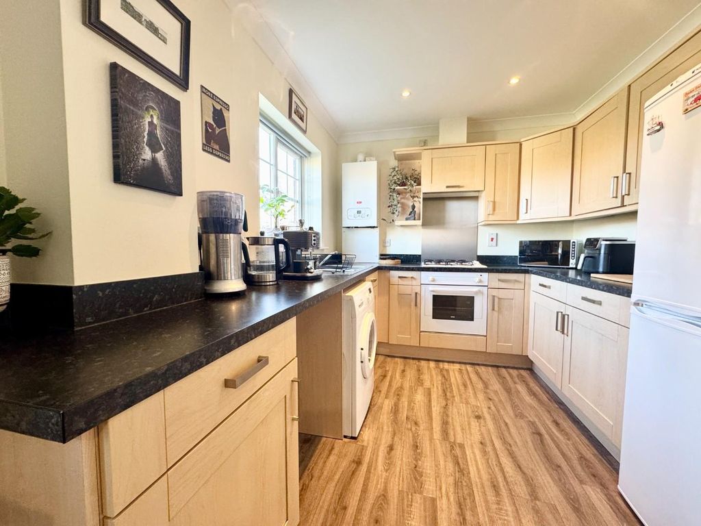 Property photo 3 of 10 Kitchen