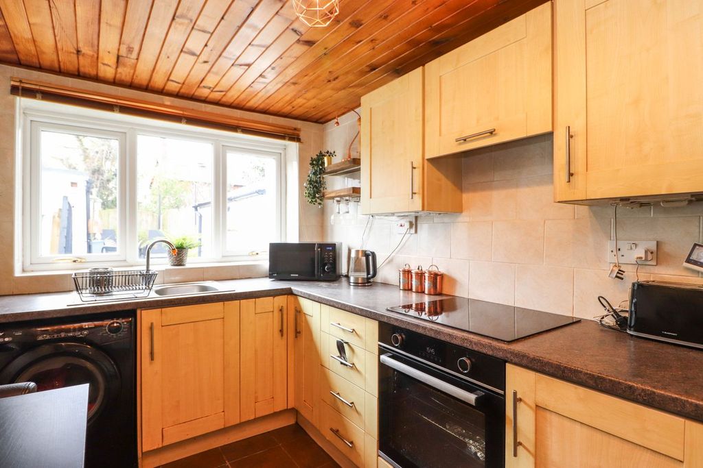 Property photo 3 of 21 Kitchen