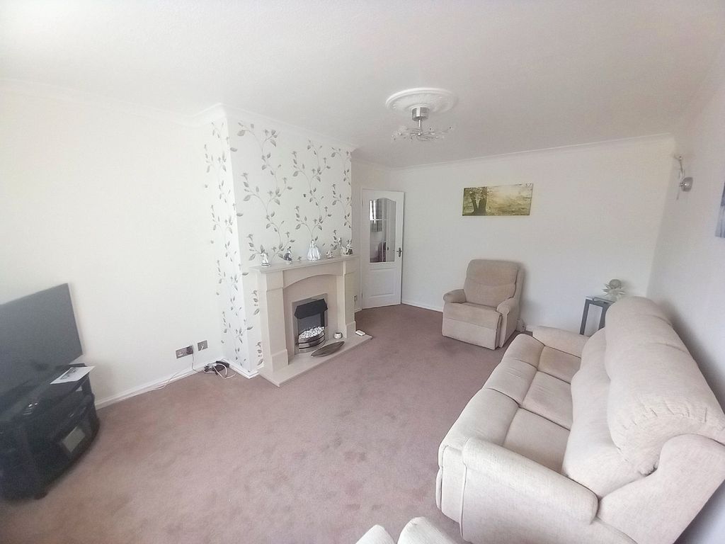 Property photo 3 of 13 Lounge