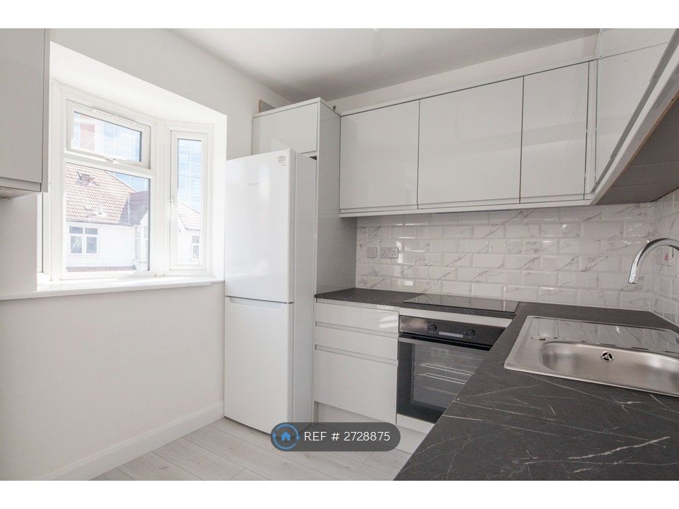 Property photo 3 of 11 Kitchen