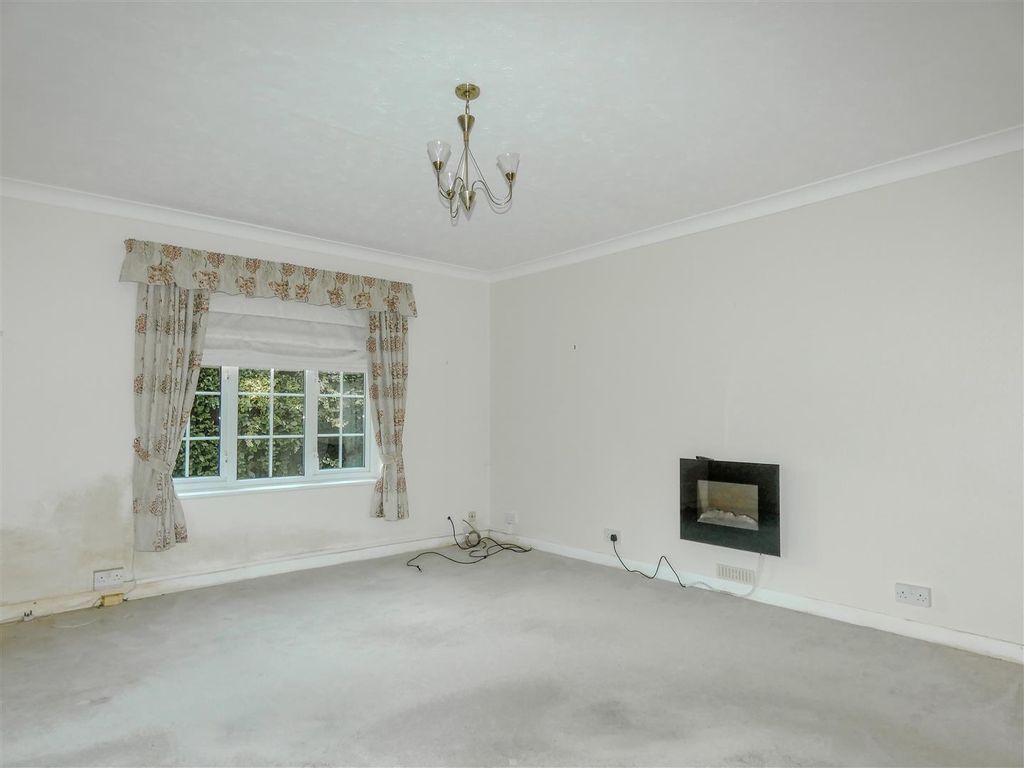 Property photo 3 of 10 Lounge