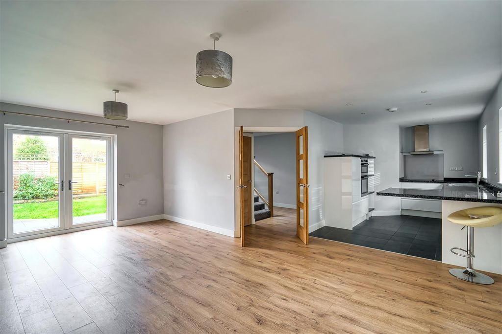 Property photo 3 of 10 Living Space