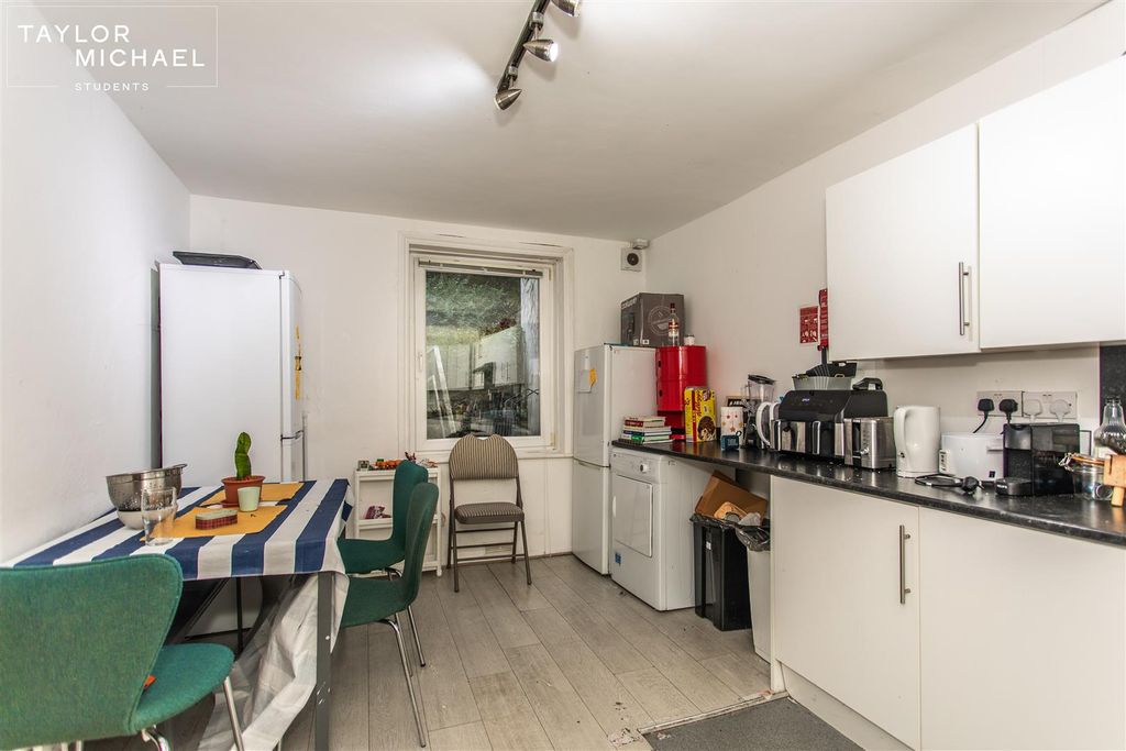 Property photo 3 of 18 Kitchen