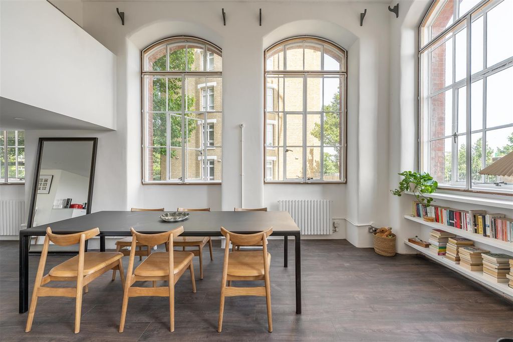 Property photo 1 of 31 Fairfield Road, E3