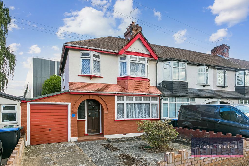 Property photo 1 of 20 180820265_Tils_74 Woodgrange Avenue _En1 1En_023_W