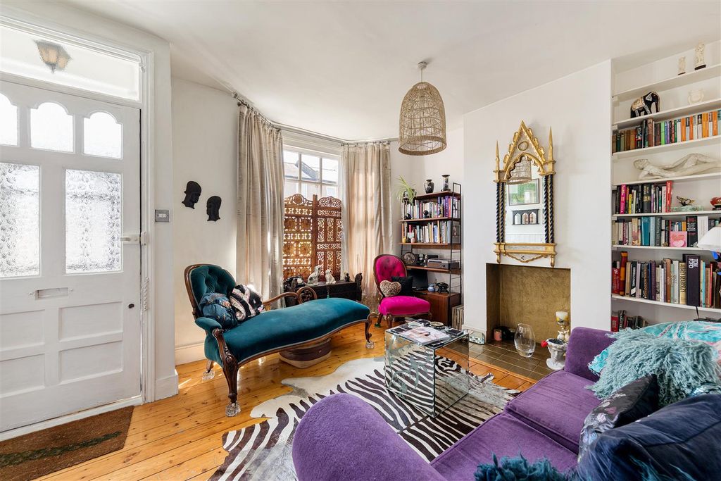 Property photo 2 of 20 Century Road E17