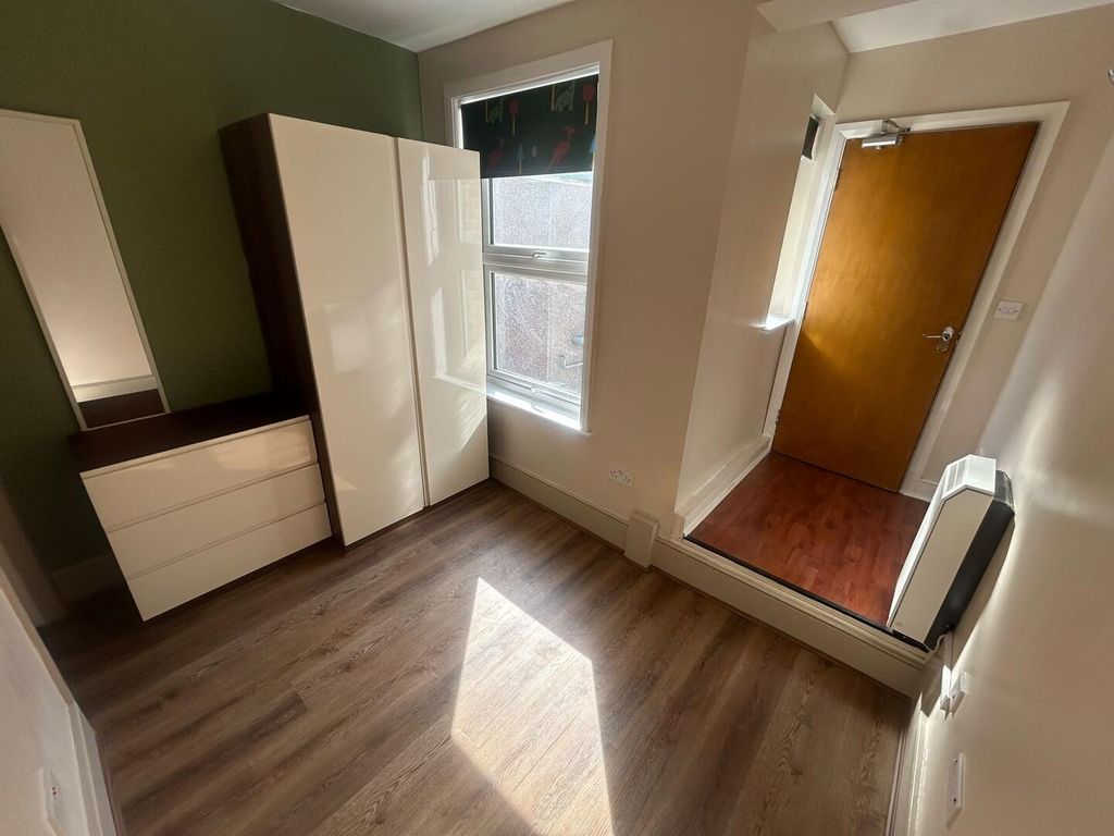 Property photo 2 of 4 Bedroom
