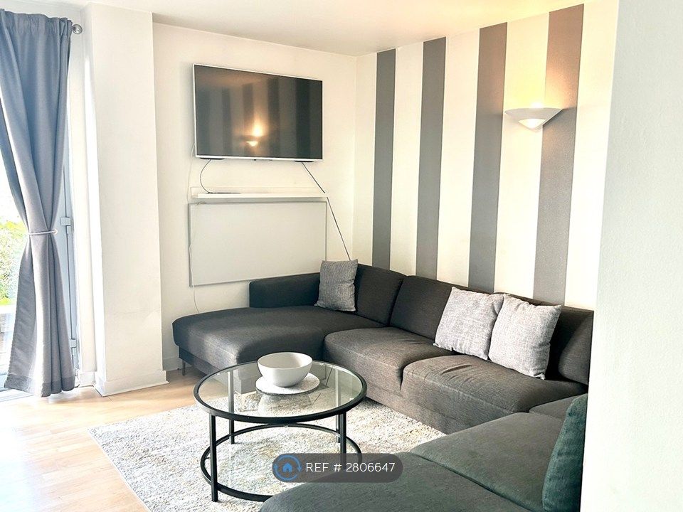 Property photo 2 of 15 Living Room   2 Bed 2 Bath Near Greenwich