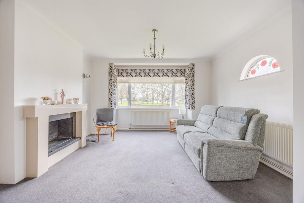 Property photo 2 of 30 Lounge