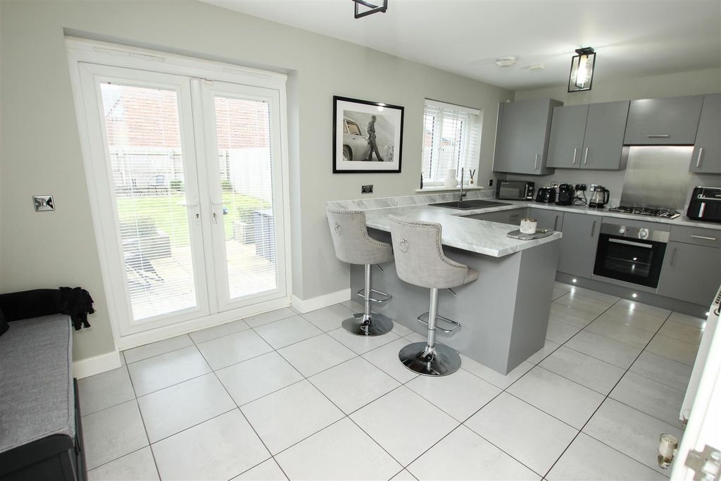 Property photo 3 of 17 Dining Kitchen