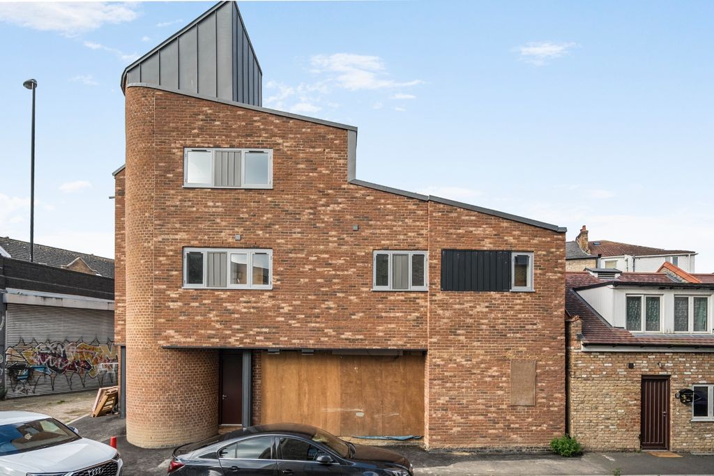 Property photo 1 of 16 4533860
