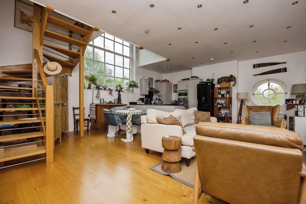 Property photo 3 of 18 Pbox-Img.Jpg