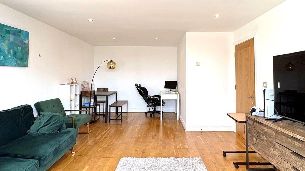 Property photo 1 of 15 Property To Rent By Barrain London
