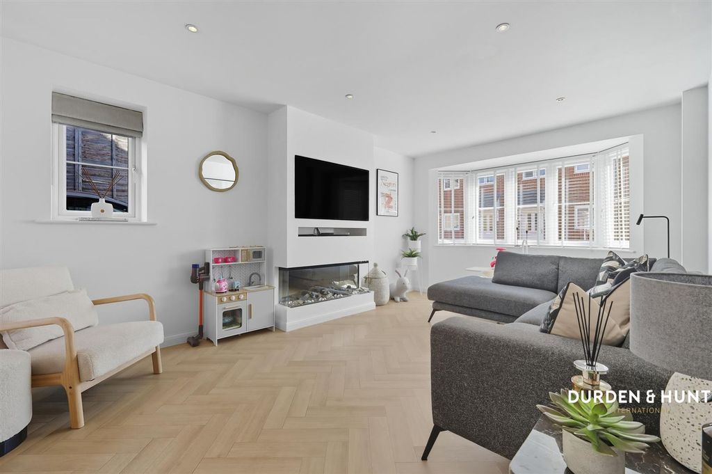 Property photo 3 of 26 Elstar Road