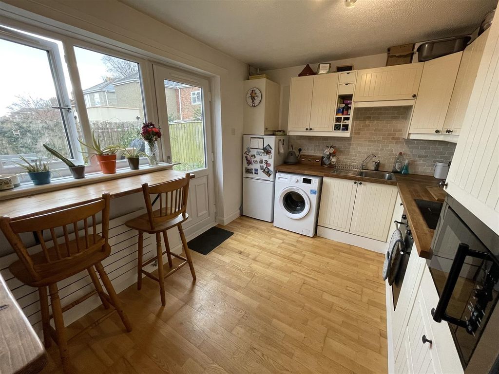 Property photo 3 of 11 Kitchen