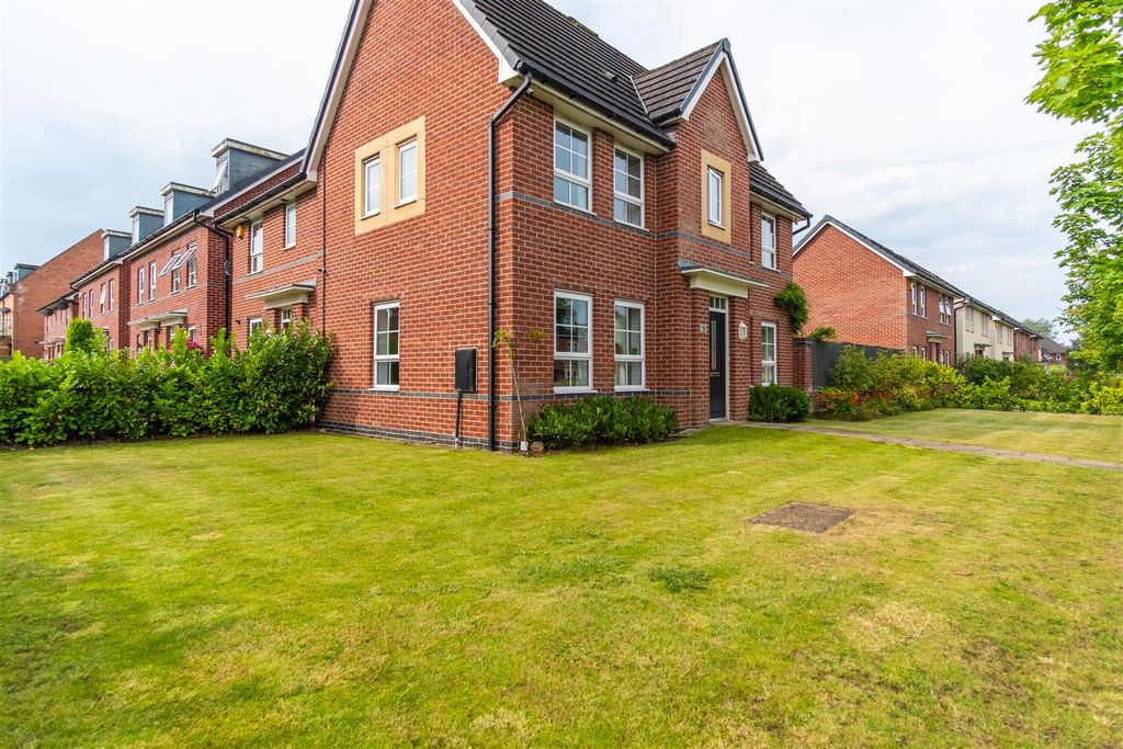 Property photo 2 of 27 Front Garden